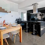 Casa Madeira - Spacious 4-bedroom With Private Pool فيلة *