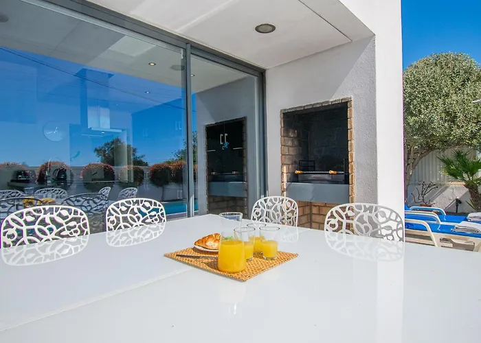 Casa Madeira - Spacious 4-bedroom With Private Pool *