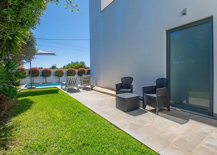 Casa Madeira - Spacious 4-bedroom With Private Pool