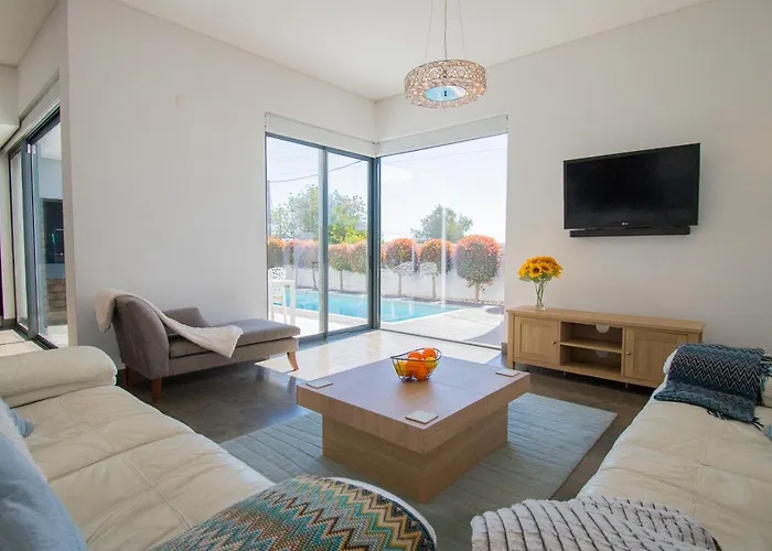 Casa Madeira - Spacious 4-bedroom With Private Pool Villa *