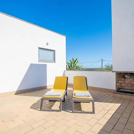 Casa Madeira - Spacious 4-bedroom With Private Pool *