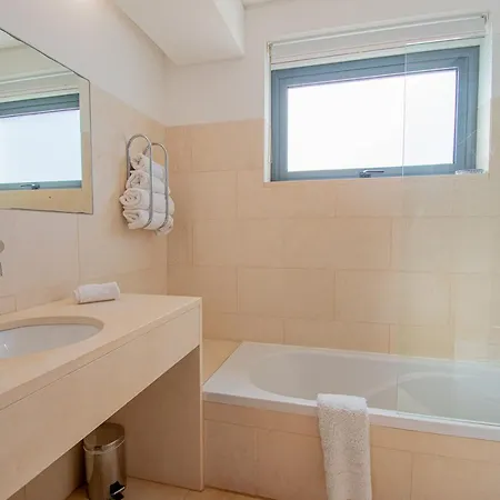 Casa Madeira - Spacious 4-bedroom With Private Pool