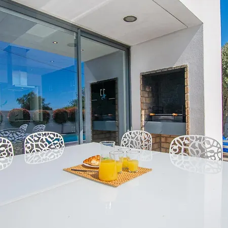 Casa Madeira - Spacious 4-bedroom With Private Pool *