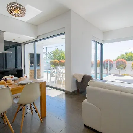 Casa Madeira - Spacious 4-bedroom With Private Pool Villa Carvoeiro (Lagoa)