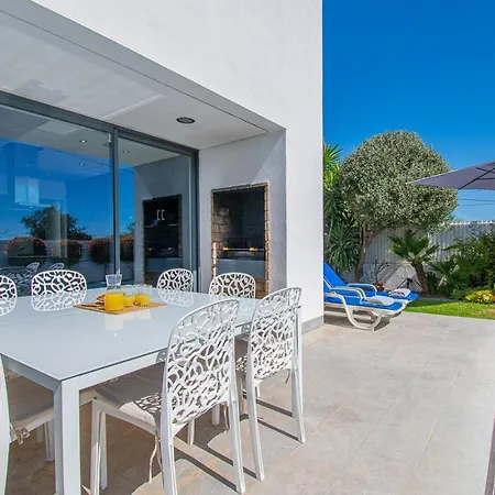 Casa Madeira - Spacious 4-bedroom With Private Pool Вилла