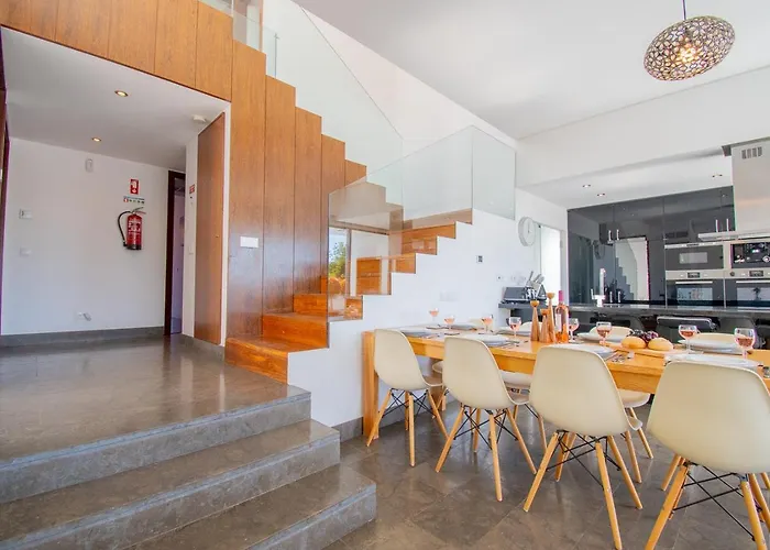 Villa Casa Madeira - Spacious 4-bedroom With Private Pool Carvoeiro