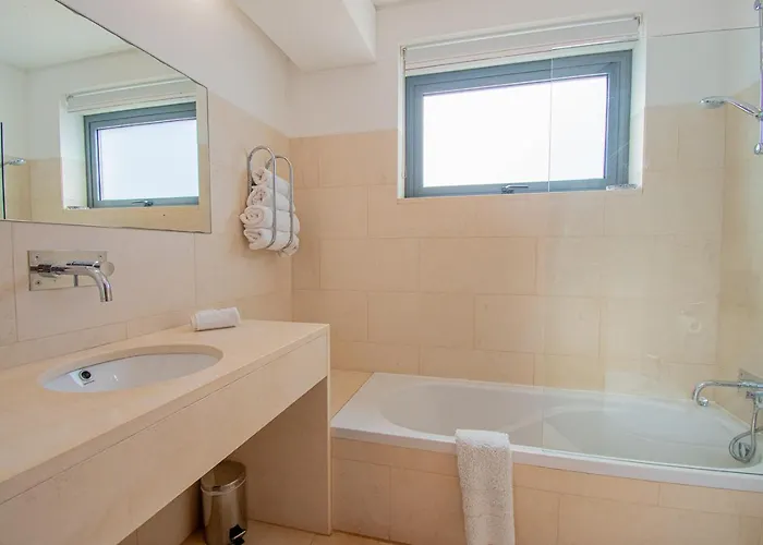 Casa Madeira - Spacious 4-bedroom With Private Pool